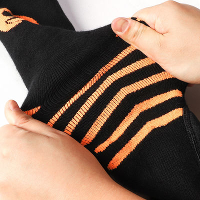 Chaussettes chauffées thermiques électriques épaisses chaussettes chauffées rechargeables noires avec une bonne élasticité